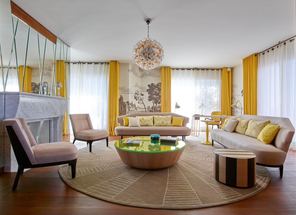 Modelo de sala de estar blanca contemporánea grande con paredes multicolor, suelo de madera en tonos medios, chimenea de doble cara, marco de chimenea de piedra, suelo marrón y papel pintado