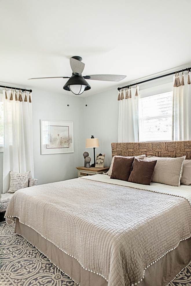 На фото: хозяйская спальня среднего размера в стиле кантри с синими стенами, ковровым покрытием и бежевым полом с