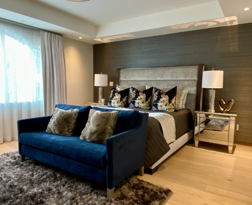 Imagen de dormitorio principal contemporáneo de tamaño medio con paredes blancas, suelo de madera clara, suelo beige y casetón