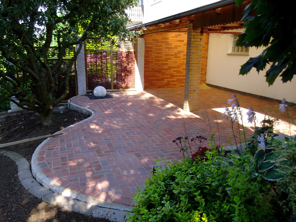Mittelgroße, Überdachte Landhaus Terrasse mit Wasserspiel in Sonstige