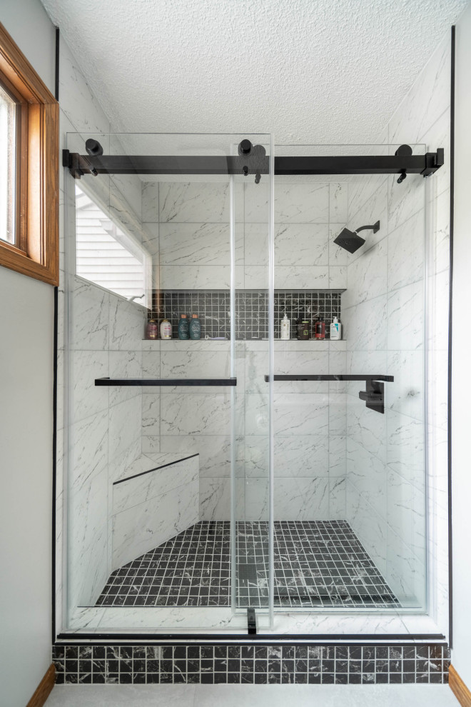 На фото: главная ванная комната среднего размера в современном стиле с душем в нише, черно-белой плиткой, керамической плиткой, серыми стенами, полом из винила, серым полом и душем с раздвижными дверями