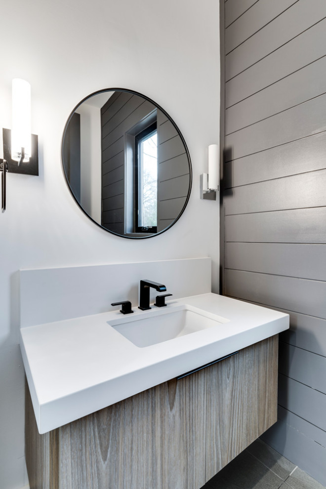 Esempio di un bagno di servizio minimal di medie dimensioni con ante lisce, ante in legno chiaro, pareti bianche, lavabo sottopiano, top in quarzo composito, top bianco e mobile bagno incassato