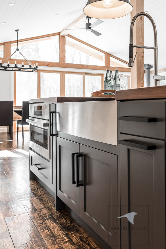 Transitional kitchen photo in Toronto