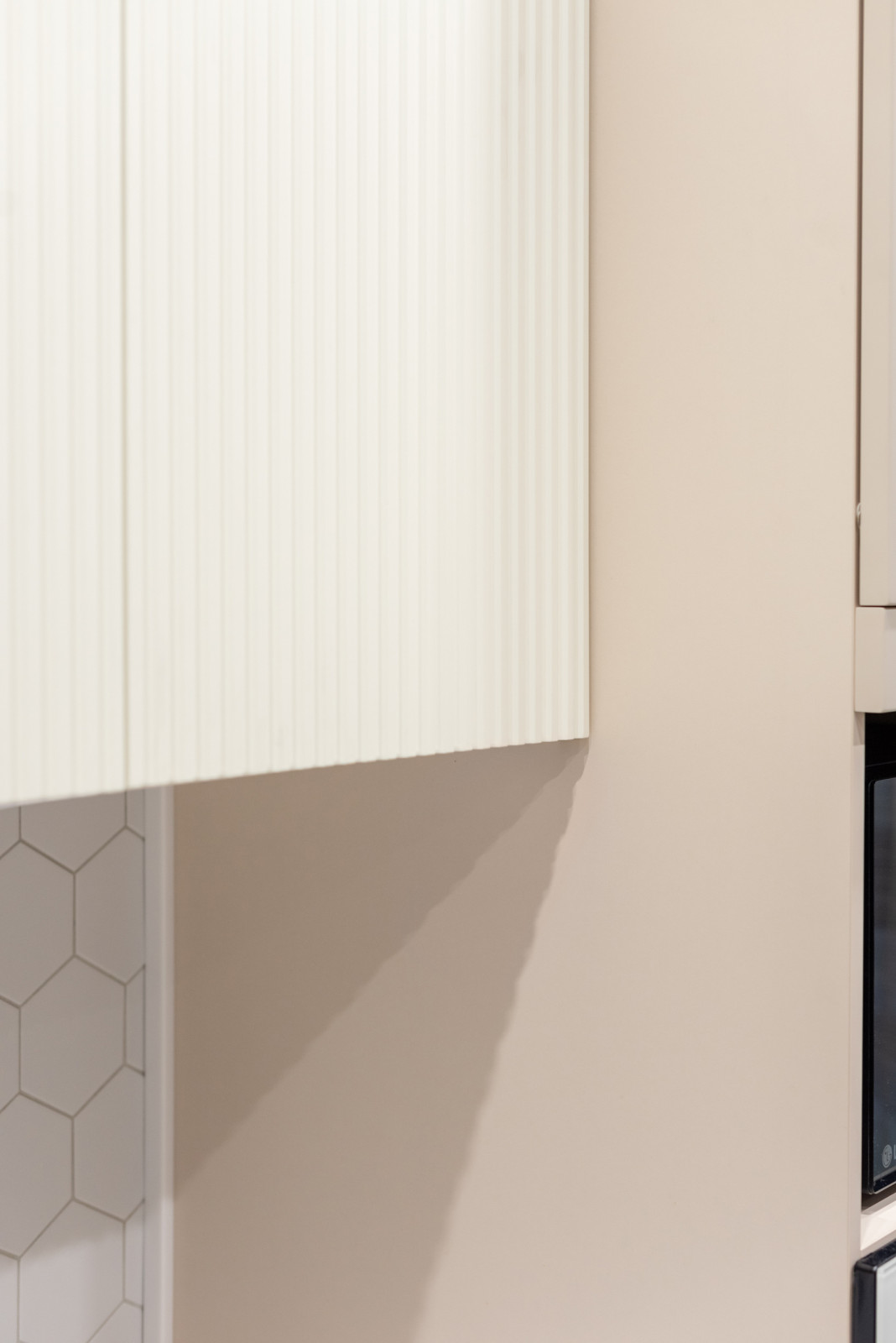 Красивая кухни и вместительная гардеробная