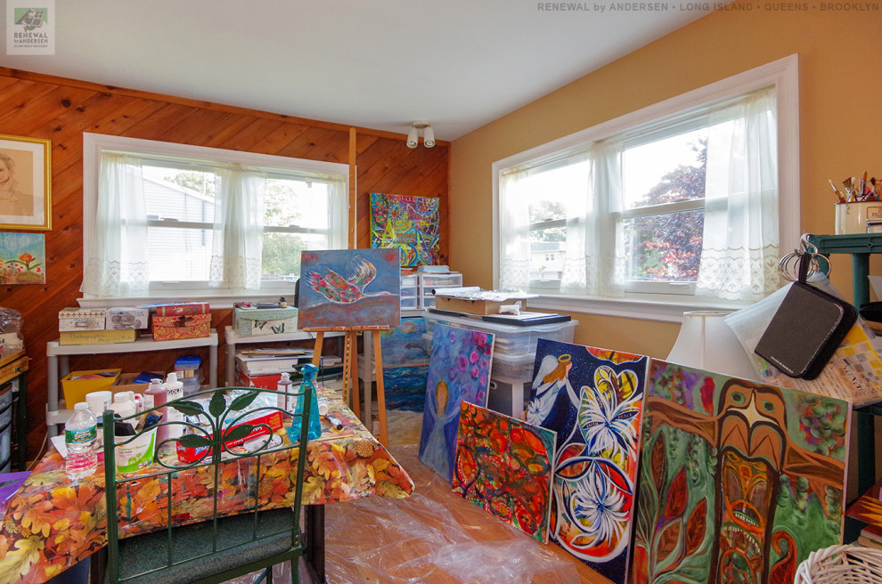 Пример оригинального дизайна: домашняя мастерская среднего размера с разноцветными стенами, полом из ламината, отдельно стоящим рабочим столом, бежевым полом и стенами из вагонки без камина