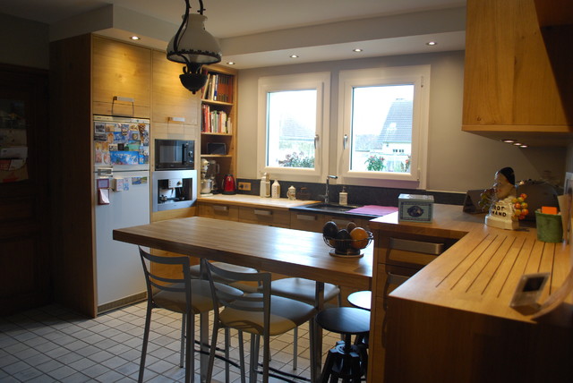 Ch&ecirc;ne bross&eacute; et granit Silver Grey contemporary-kitchen
