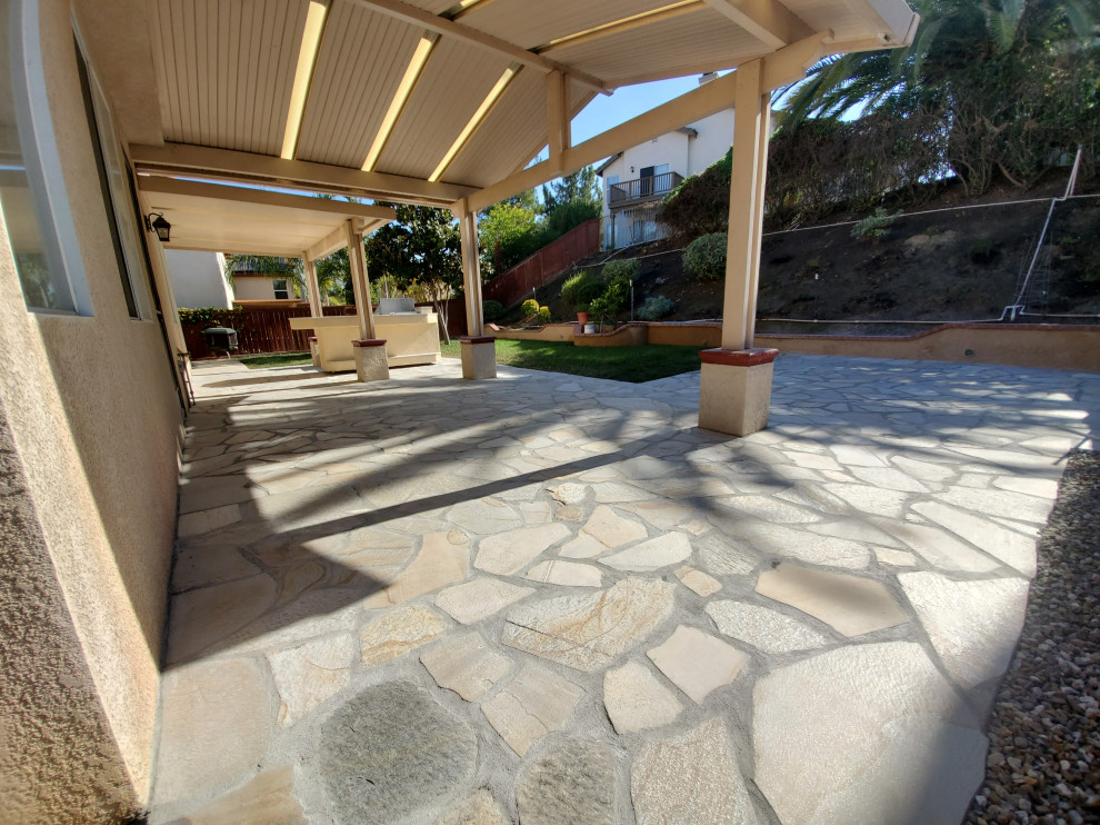 Ispirazione per un patio o portico classico di medie dimensioni e dietro casa con pavimentazioni in pietra naturale