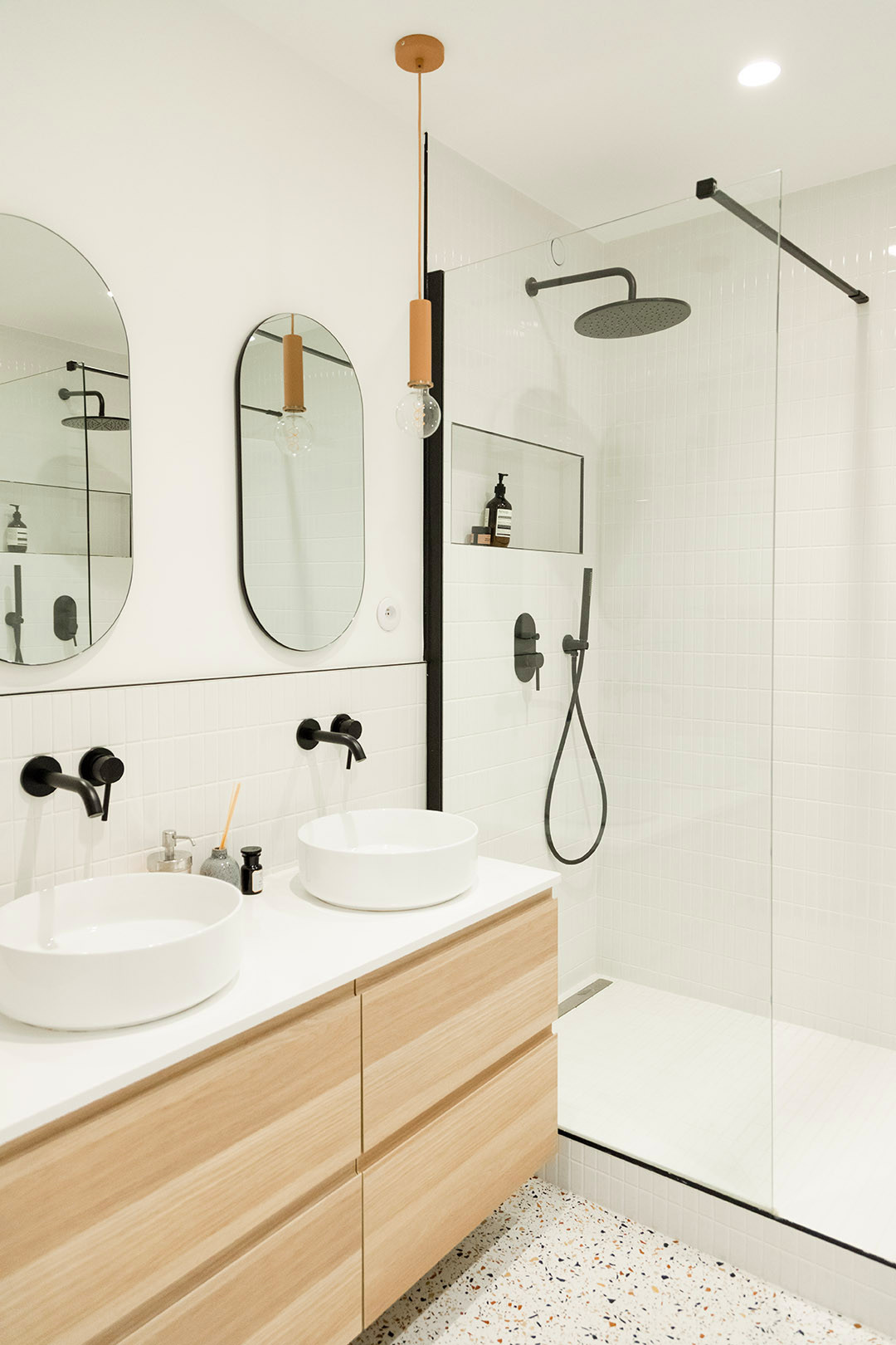 75 photos et idées déco de salles de bain avec une niche et meuble double  vasque - Mars 2024 | Houzz FR