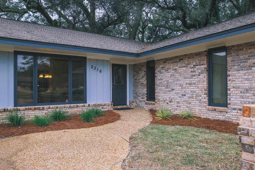 Transitional home design photo in Atlanta