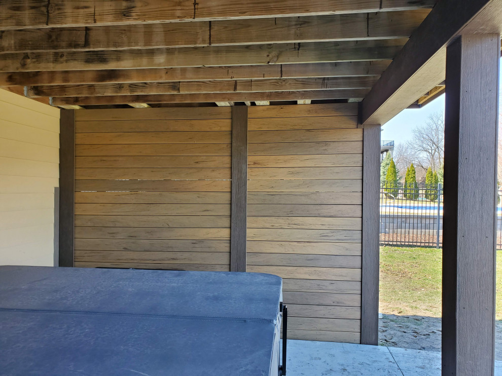 Idee per una privacy sulla terrazza di medie dimensioni, dietro casa e al primo piano con un tetto a sbalzo e parapetto in metallo