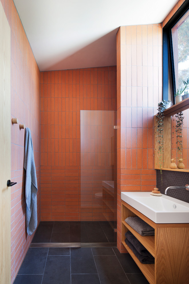 Photo of a contemporary bathroom in Melbourne.