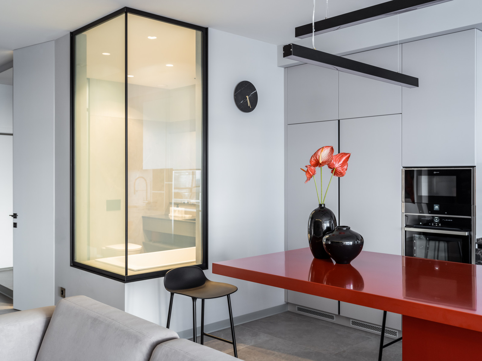 Фото реализованного проекта в современном стиле с яркими акцентами