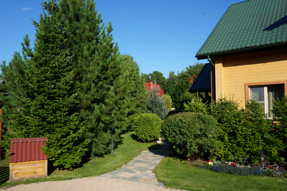 Сад с озером