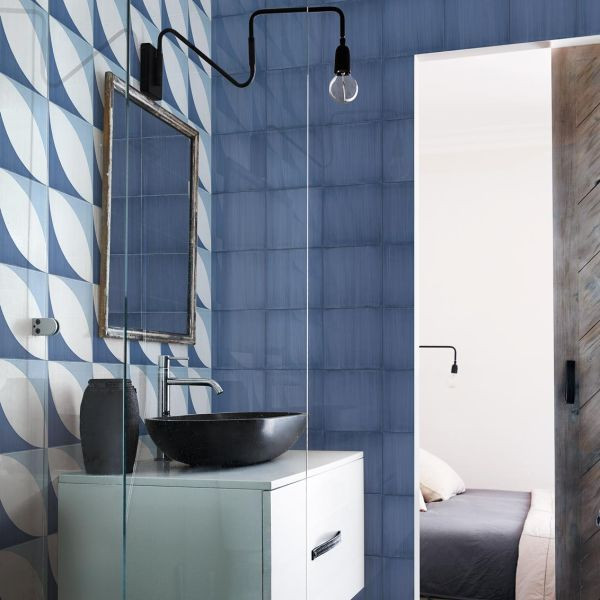 Пример оригинального дизайна: маленькая ванная комната в стиле модернизм с плоскими фасадами, белыми фасадами, открытым душем, синей плиткой, каменной плиткой, синими стенами, полом из керамогранита, настольной раковиной, столешницей из искусственного камня, синим полом, тумбой под одну раковину, напольной тумбой, потолком с обоями и обоями на стенах для на участке и в саду