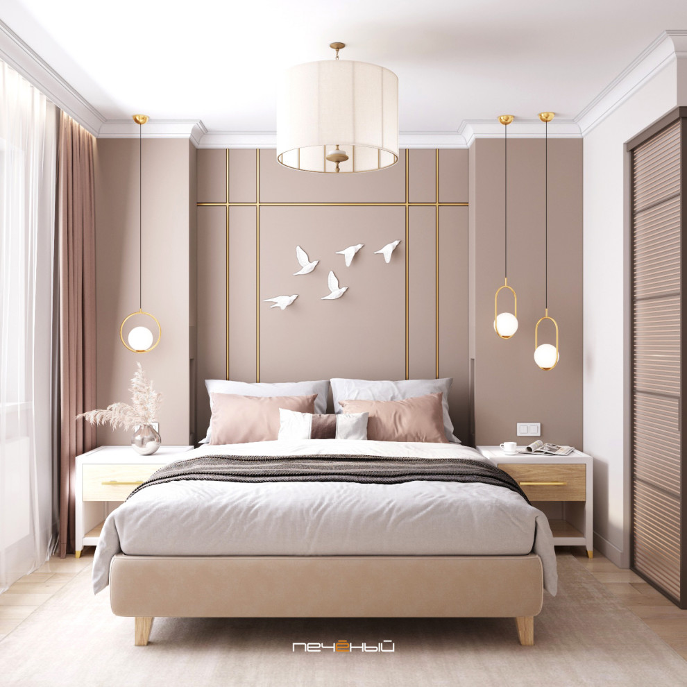 Стильный дизайн: хозяйская спальня среднего размера в современном стиле с бежевыми стенами, полом из ламината, бежевым полом, обоями на стенах и кроватью в нише без камина - последний тренд