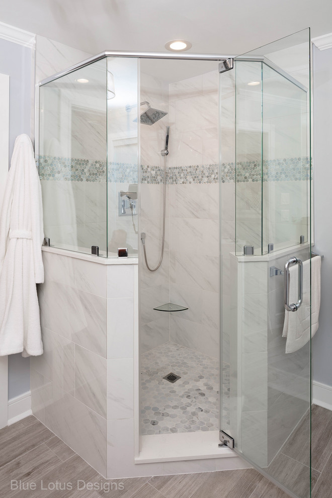 This is an example of a large traditional master bathroom in Philadelphia with shaker cabinets, white cabinets, an alcove shower, a one-piece toilet, multi-coloured tile, porcelain tile, grey walls, porcelain floors, an undermount sink, engineered quartz benchtops, grey floor, a hinged shower door and white benchtops.