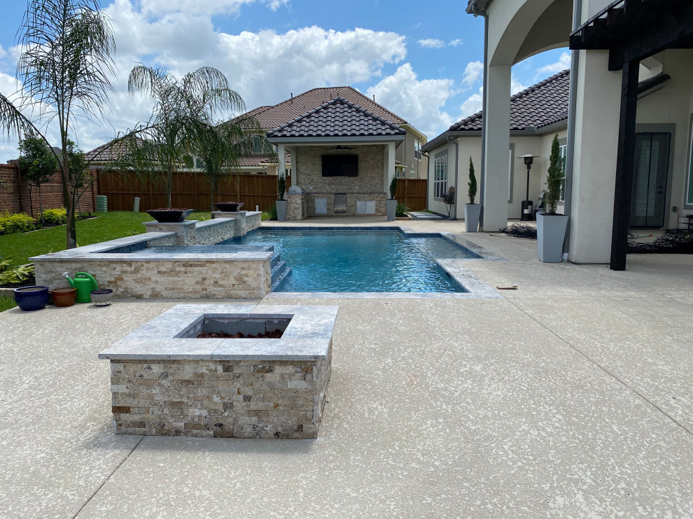 Diseño de casa de la piscina y piscina bohemia extra grande en patio trasero con entablado