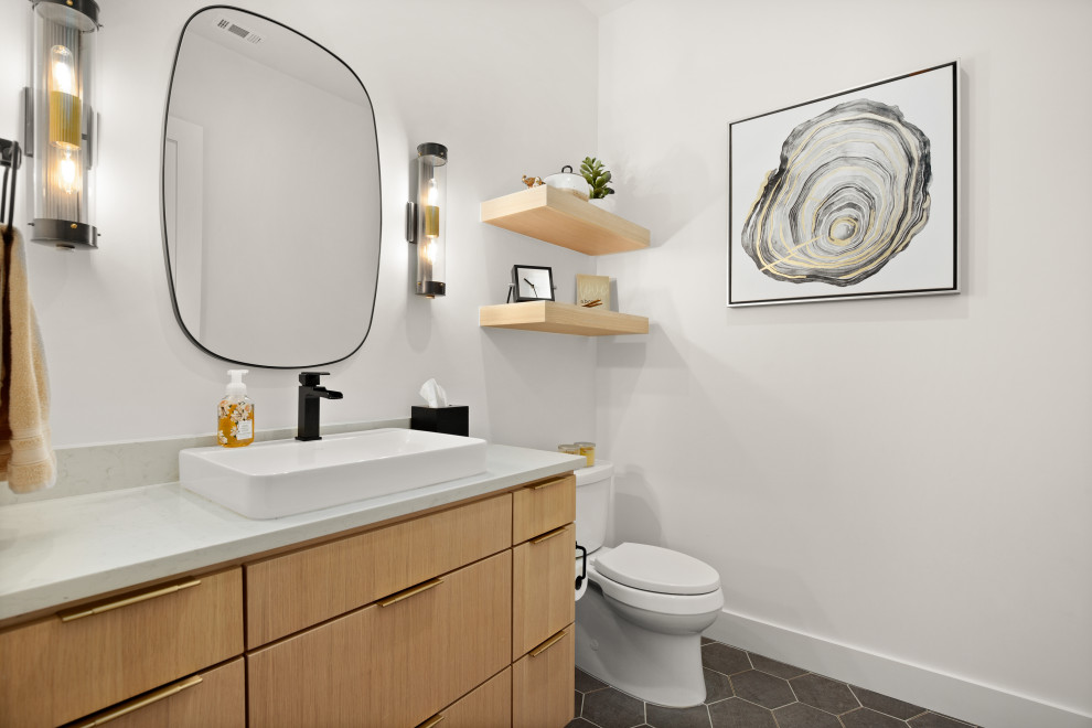 Exemple d'une grande salle d'eau chic avec un mur blanc, un plan de toilette en quartz modifié et meuble simple vasque.