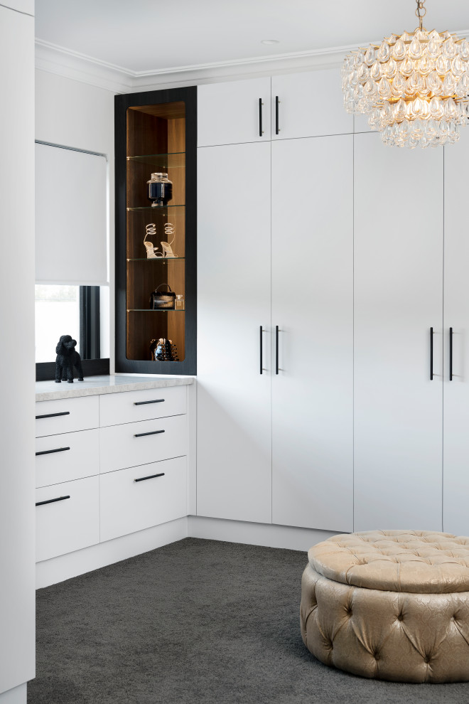 Modelo de armario vestidor unisex contemporáneo de tamaño medio con puertas de armario blancas, moqueta y suelo gris