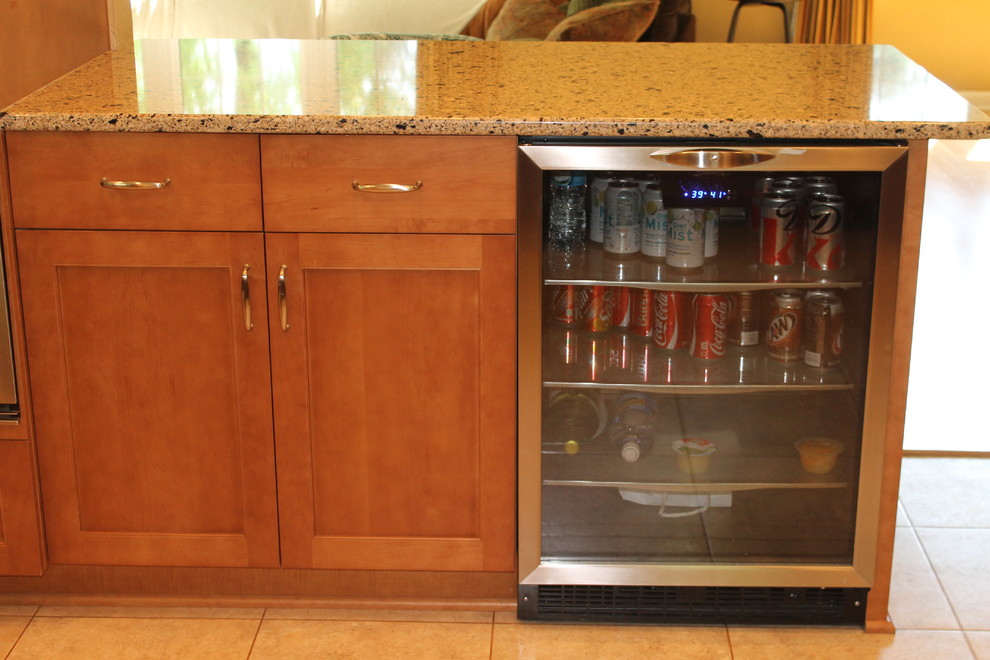 Mid-sized transitional u-shaped eat-in kitchen photo with shaker cabinets, medium tone wood cabinets, quartzite countertops and a peninsula