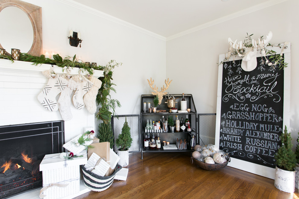 Example of an eclectic home design design in Sacramento