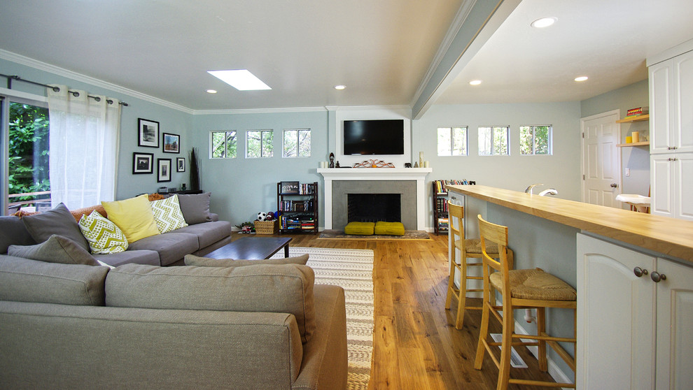 Example of an eclectic living room design in San Francisco