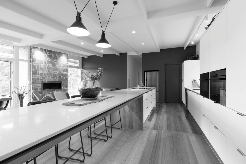Design ideas for a midcentury kitchen in Melbourne.
