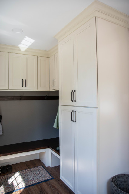Expansive Kitchen Remodel klassisch-modern-eingang