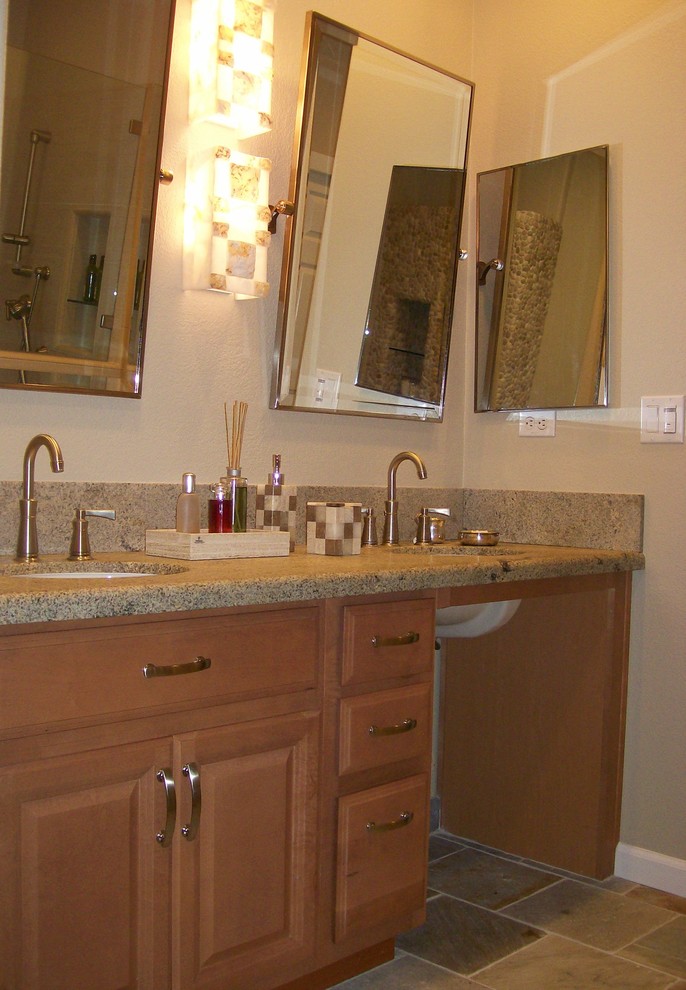 Example of a transitional home design design in Phoenix