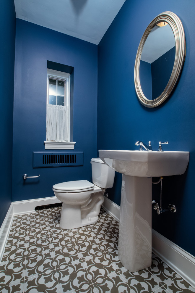 Aménagement d'un petit WC et toilettes classique avec WC séparés, un mur bleu, un sol en carrelage de céramique, un lavabo de ferme, un sol gris et meuble-lavabo sur pied.