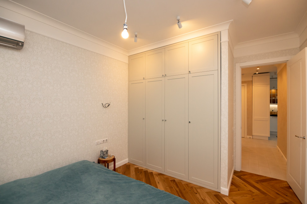 Шкафы в прихожую и спальню в неоклассическом стиле