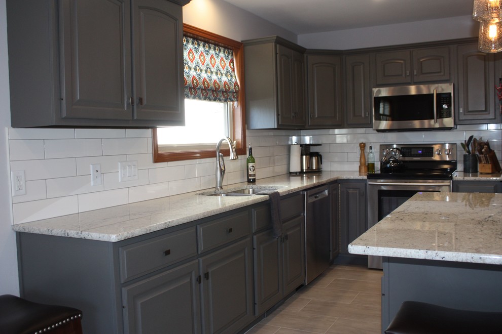 Example of a transitional home design design in Chicago