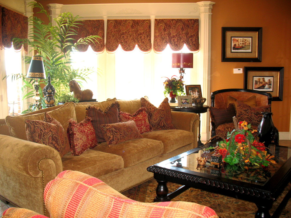 This is an example of a traditional family room in Dallas.
