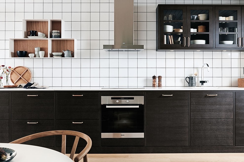 Inspiration for a transitional kitchen in Gothenburg.