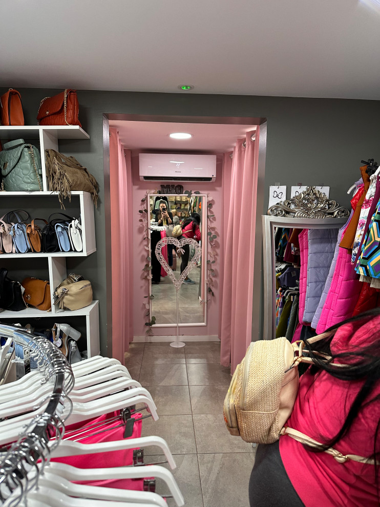 ZONA PROBADORES ANTES - TIENDA DE ROPA