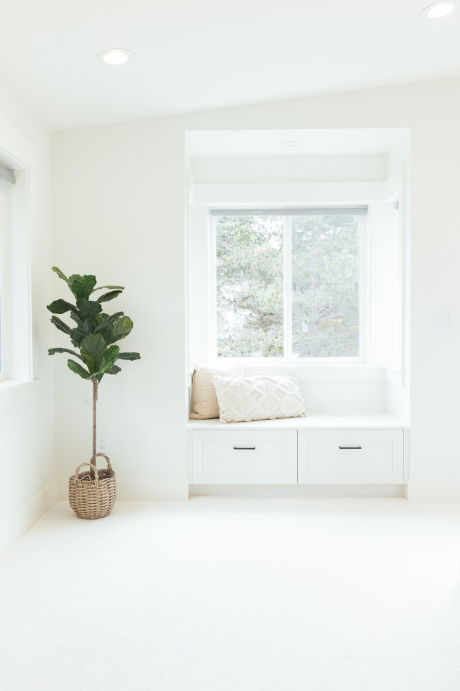 Идея дизайна: хозяйская спальня в стиле неоклассика (современная классика) с белыми стенами, ковровым покрытием, белым полом и сводчатым потолком