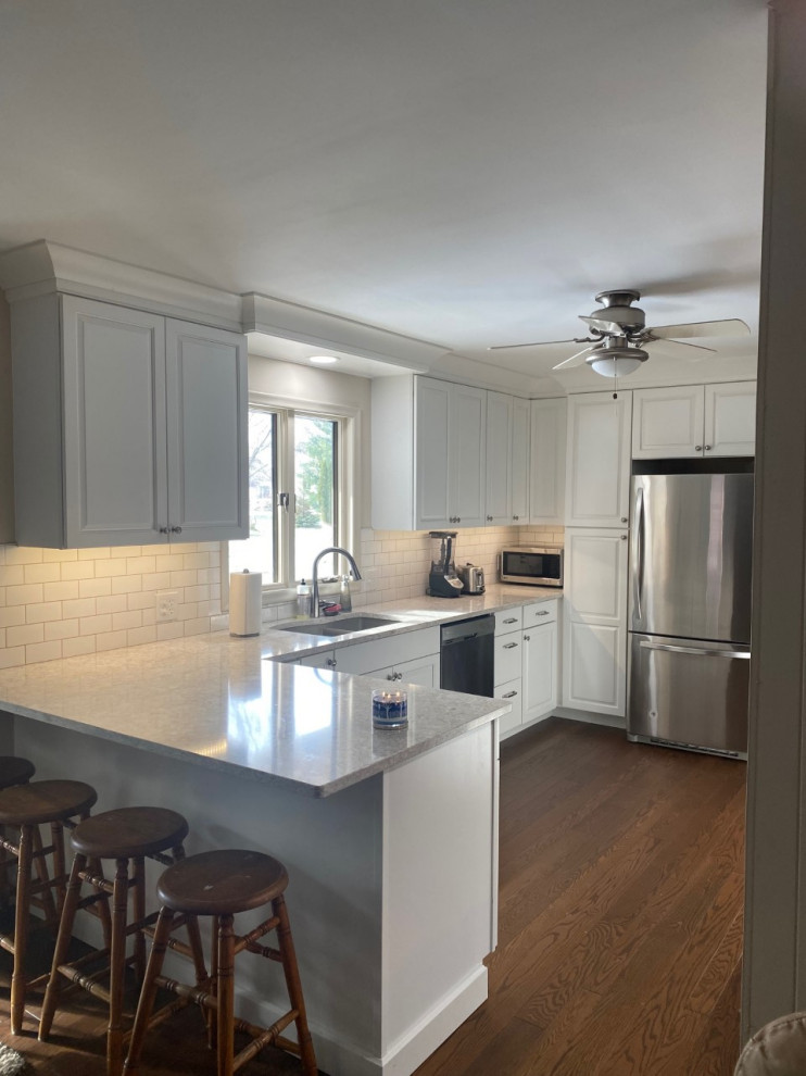 Example of a mid-sized transitional kitchen design