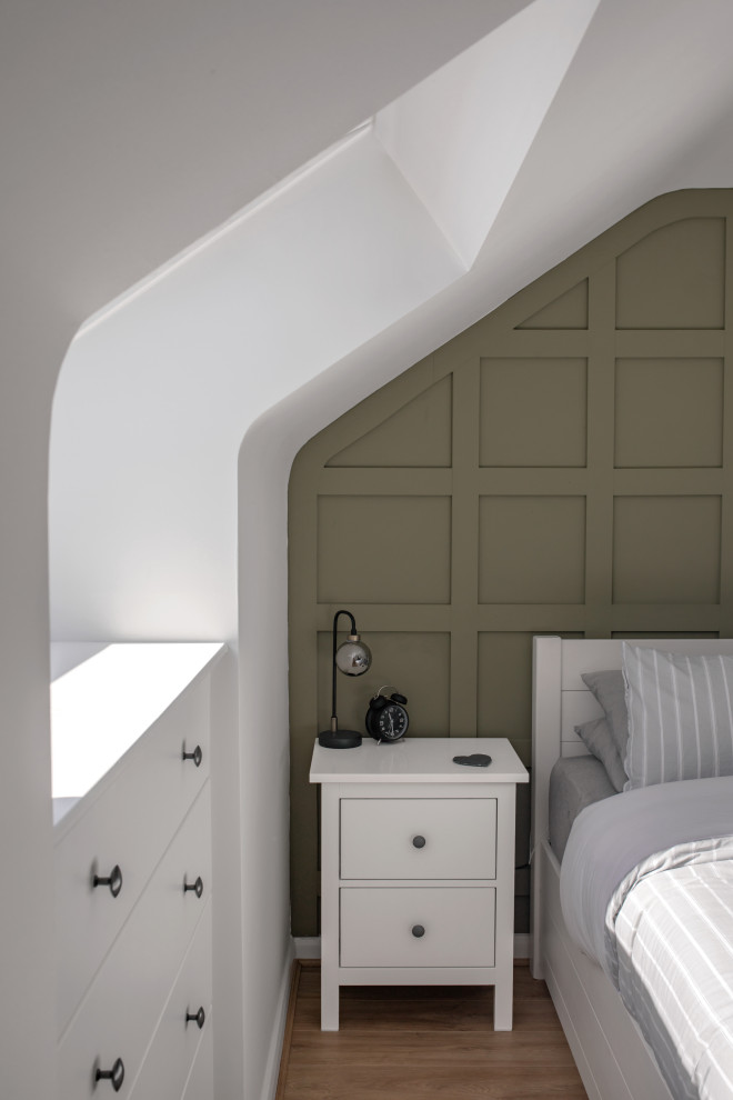 Идея дизайна: хозяйская спальня среднего размера в стиле неоклассика (современная классика) с зелеными стенами и паркетным полом среднего тона