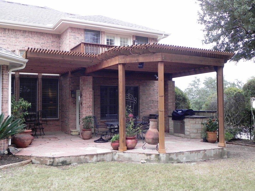 Example of a transitional patio design in Austin