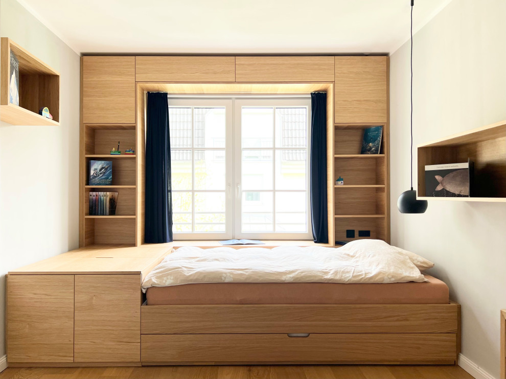 Mittelgroßes, Neutrales Modernes Kinderzimmer mit Schlafplatz, grauer Wandfarbe, braunem Holzboden und braunem Boden in Berlin