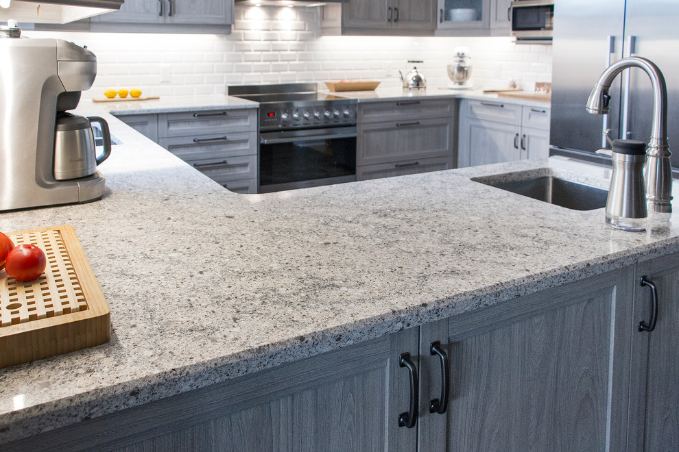 Example of a mid-sized transitional u-shaped porcelain tile and beige floor open concept kitchen design in Toronto with an undermount sink, shaker cabinets, light wood cabinets, quartz countertops, white backsplash, subway tile backsplash, stainless steel appliances and a peninsula