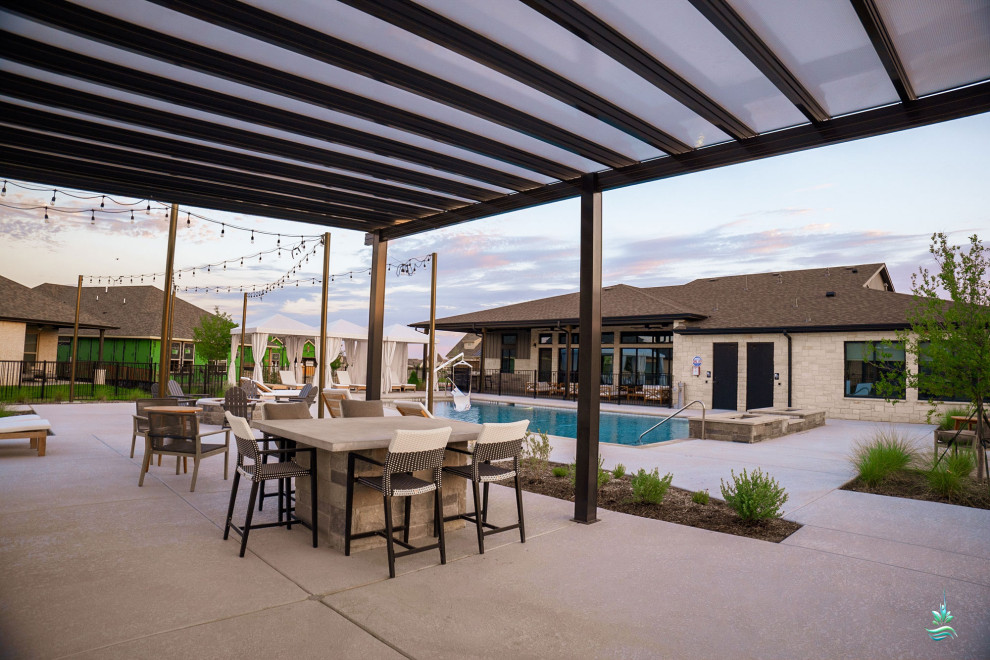 Geräumiger Uriger Pool in individueller Form mit Pool-Gartenbau und Betonplatten in Dallas