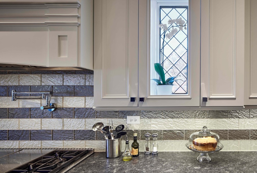 Transitional kitchen photo in Chicago