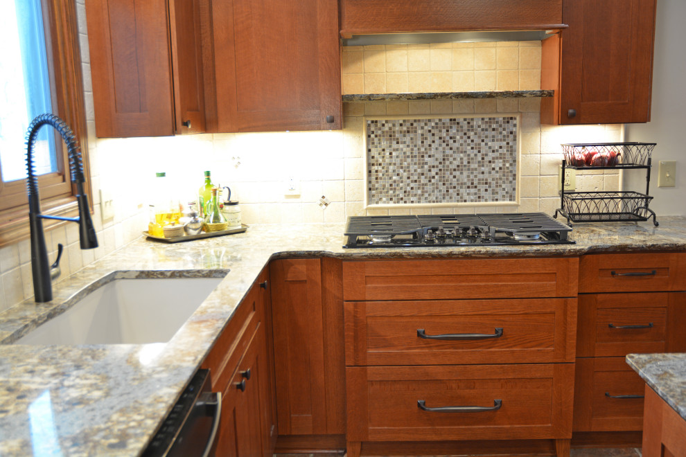 Exempel på ett mellanstort amerikanskt brun brunt kök, med en undermonterad diskho, skåp i shakerstil, skåp i mellenmörkt trä, bänkskiva i kvarts, beige stänkskydd, stänkskydd i marmor, svarta vitvaror, klinkergolv i porslin, en köksö och brunt golv