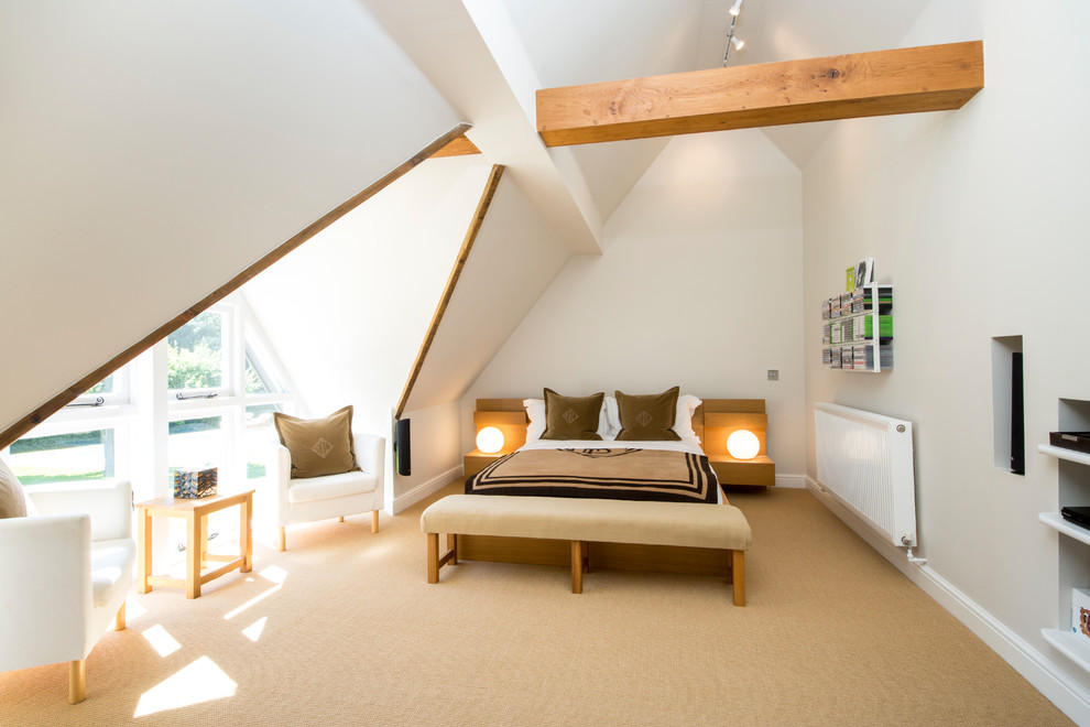 Landhaus Gästezimmer ohne Kamin mit weißer Wandfarbe, Teppichboden, beigem Boden und freigelegten Dachbalken in Berkshire