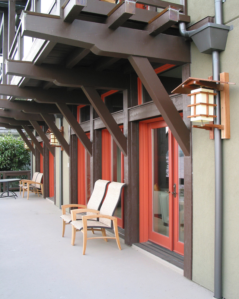 This is an example of a mid-sized craftsman stucco porch design in Seattle.