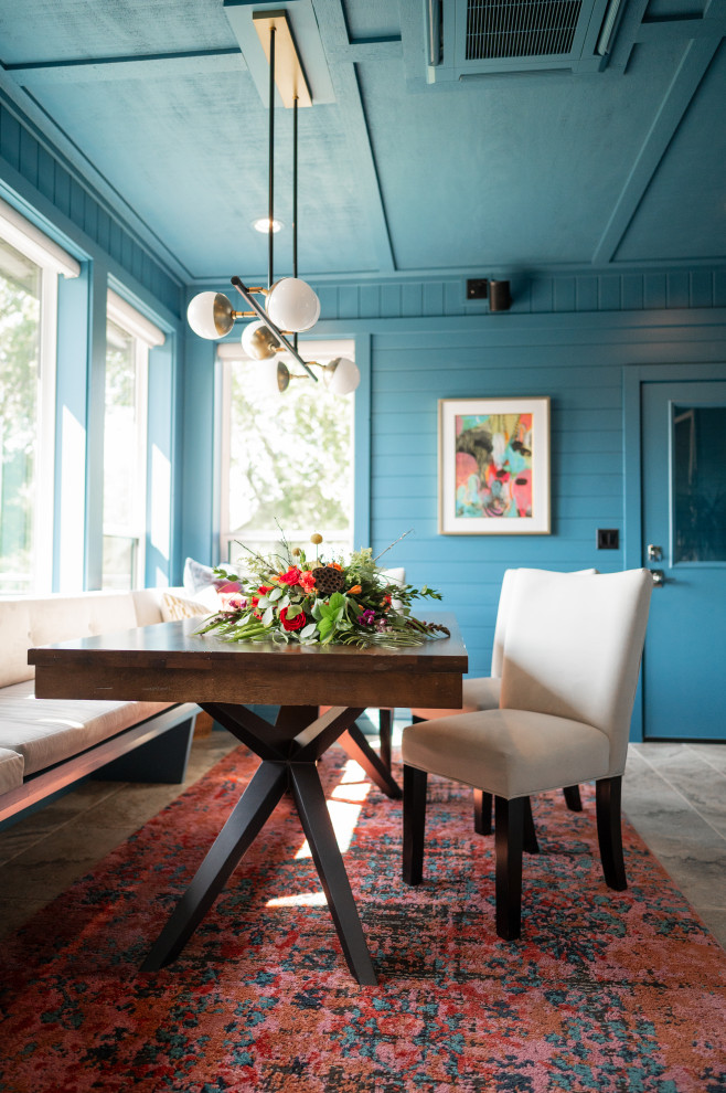 Diseño de comedor actual de tamaño medio cerrado con paredes azules, madera, suelo de madera clara, suelo beige y casetón