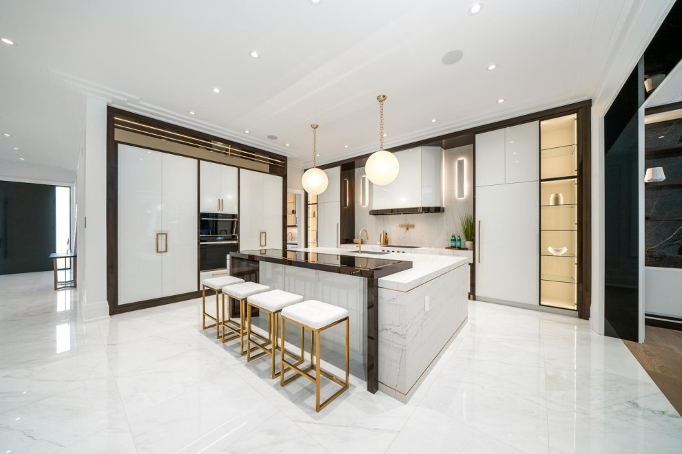 Kitchen - transitional kitchen idea in Toronto