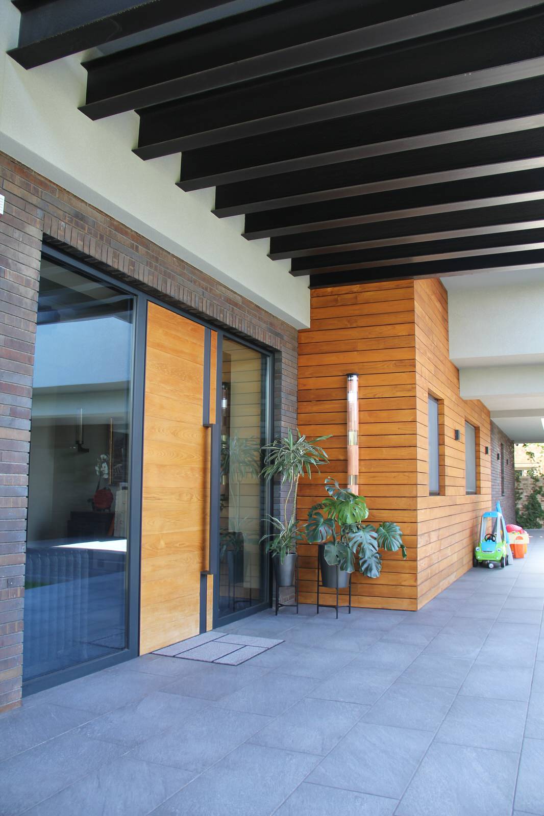 Реализованный проект частного одноэтажного дома в современном стиле