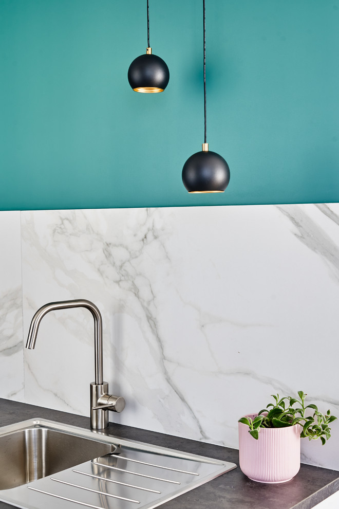 На берегу лесного ручья